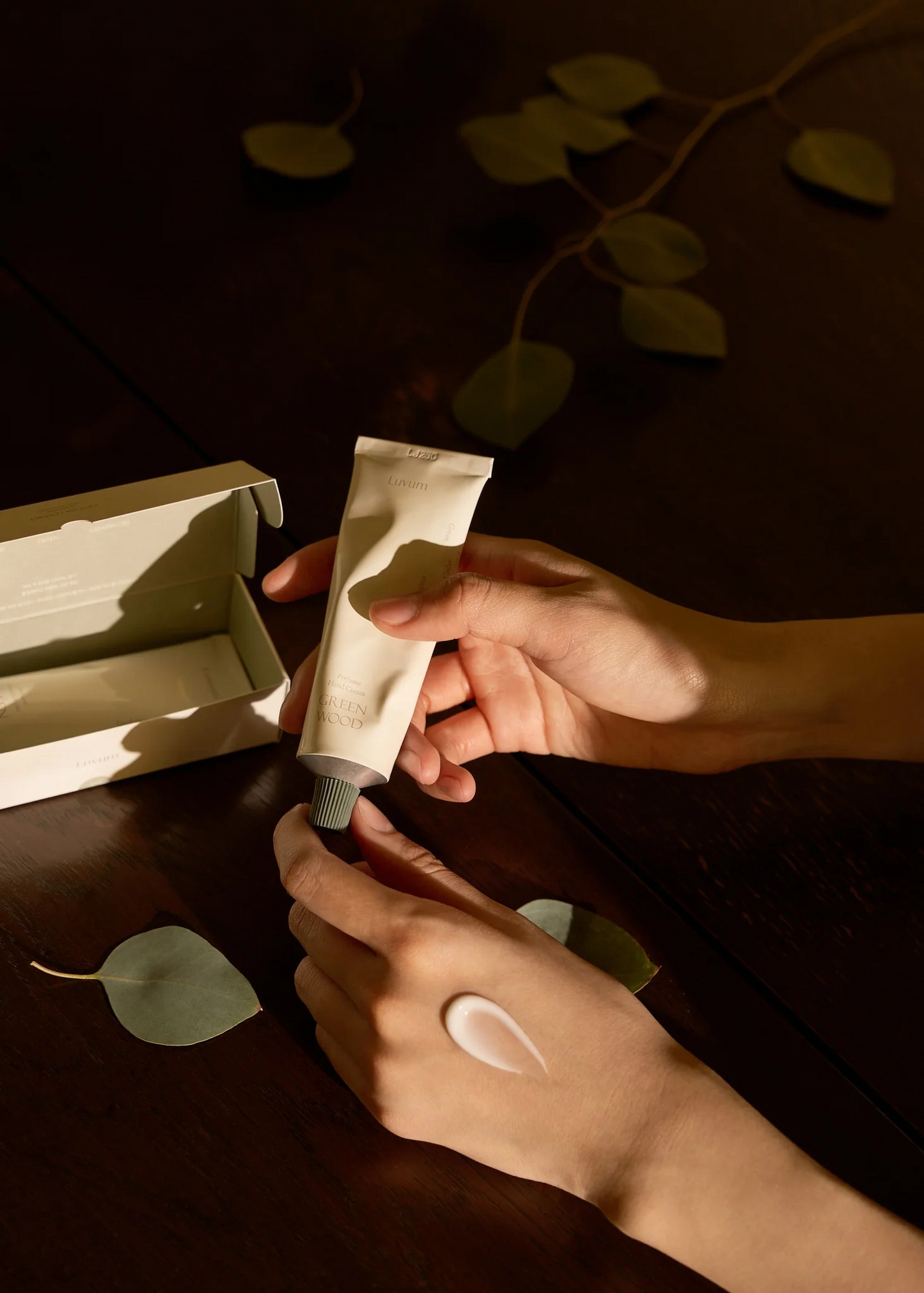 Luvum Green Wood Håndkrem fra KaRebeauty - Vegansk håndkrem med frisk treduft og fuktighetsgivende pleie