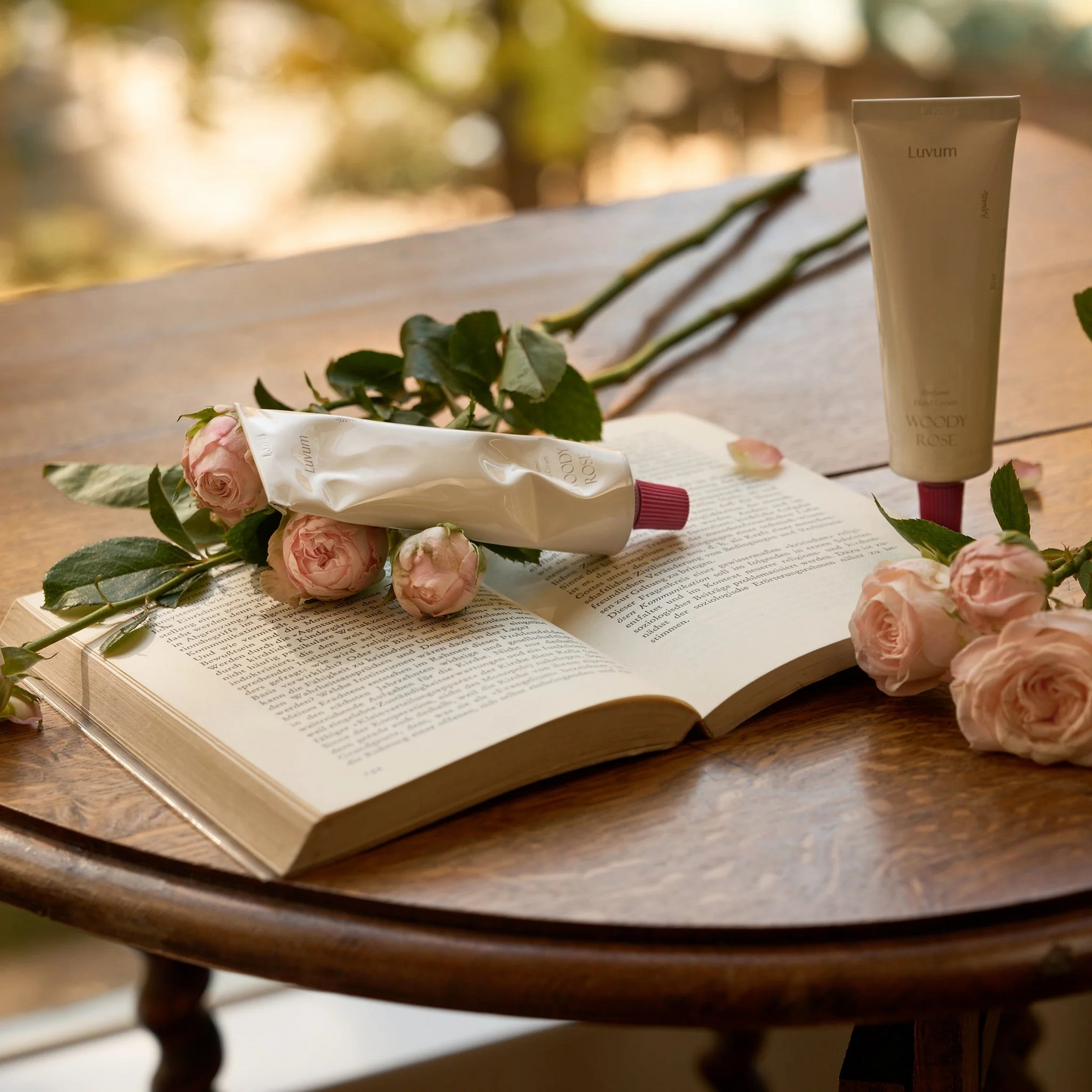 Luvum Woody Rose Håndkrem fra KaRebeauty- Fuktighetsgivende håndkrem med varm roseduft og tretoner