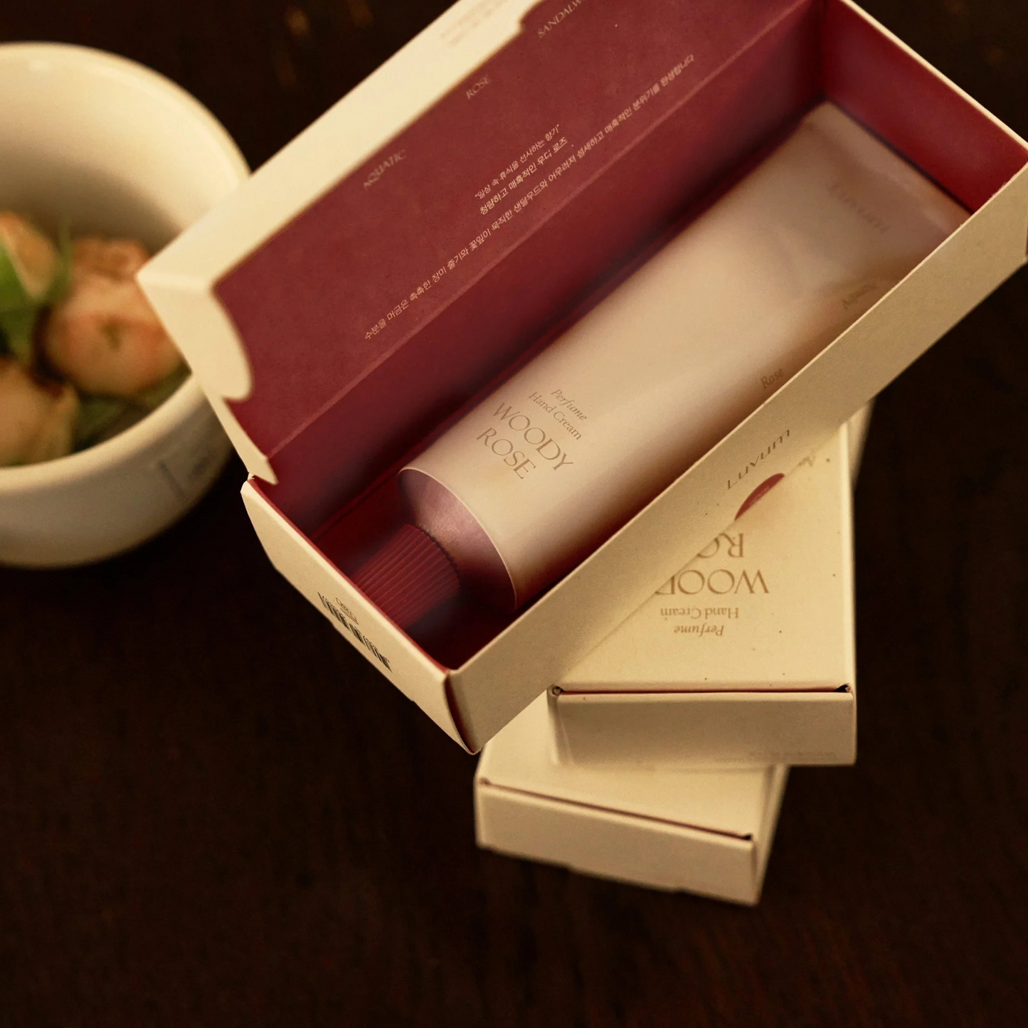 Luvum Woody Rose Håndkrem fra KaRebeauty- Fuktighetsgivende håndkrem med varm roseduft og tretoner